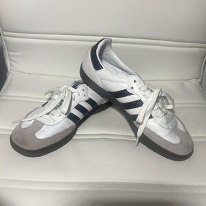 Adidas Tennis Shoes style Samba 

Male size 06 unisex